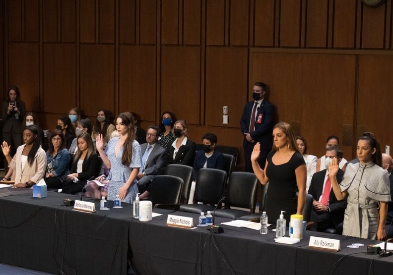 從左依序為「體操天后」拜爾絲、瑪隆妮(McKayla Maroney)、尼科爾斯 (Maggie Nichols),以及美國奧運金牌名將拉絲曼(Aly Raisman)。取自Richard Blumenthal推特。