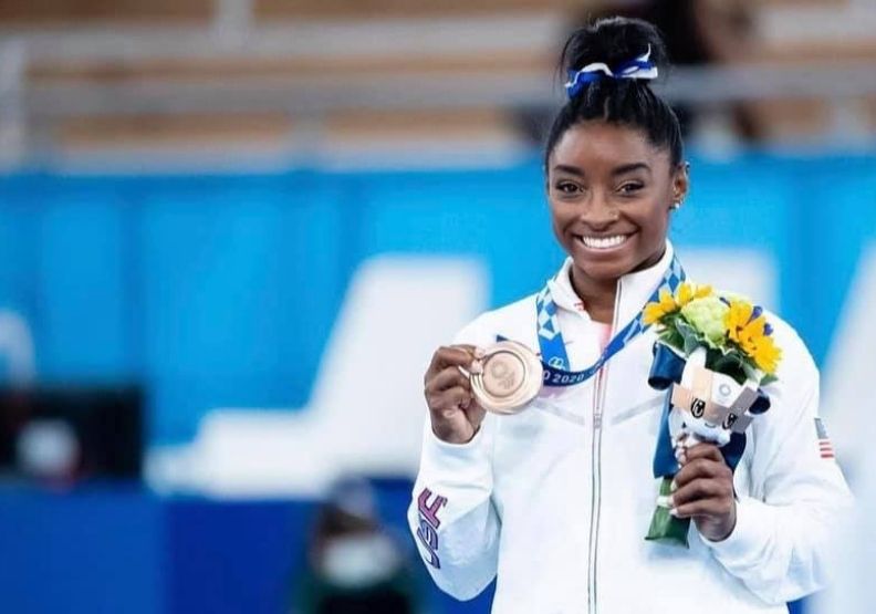 今年東奧拜爾絲退出多項體操賽事後,再度回歸平衡木賽事,最終摘下銅牌。取自Simone Biles臉書。