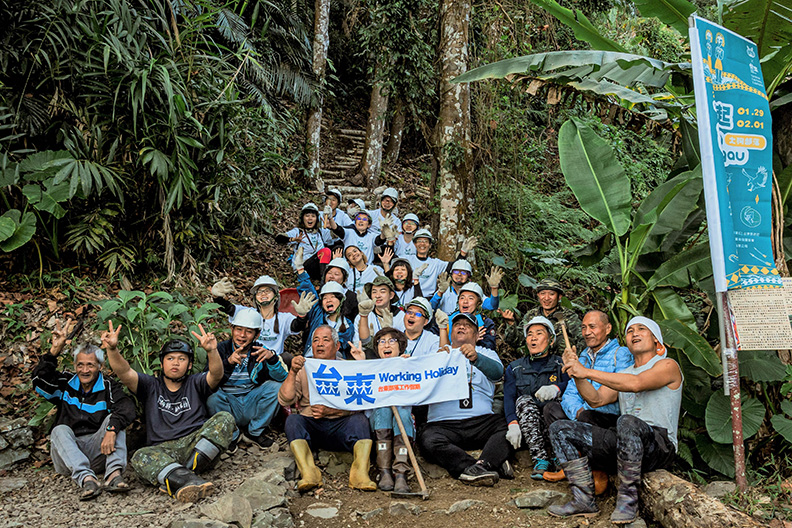 與部落合力完成一件事,「台東部落工作假期」以一起工作、生活的形式,參與者能深度認識部落、感受與族人互動的美好。 (台東縣政府提供)