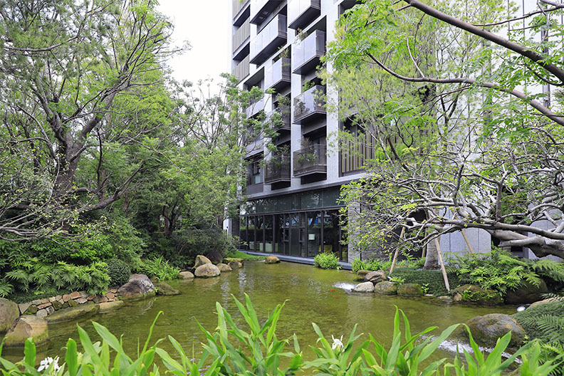 與鄰里環境為善，開發前將基地24小時開放給鄰里市民，欣賞小橋流水、鳥語花香，讓人對土地產生情感和黏著度，珍惜未來在此享有的生活。