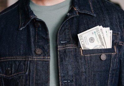 存款是累積財富的基石！想克制「買最新款iPhone」的慾望，巴菲特這麼建議