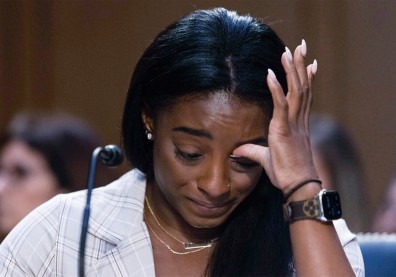 每天都活在陰影裡！「體操天后」拜爾絲淚訴：FBI成為縱容性侵狼醫的幫兇