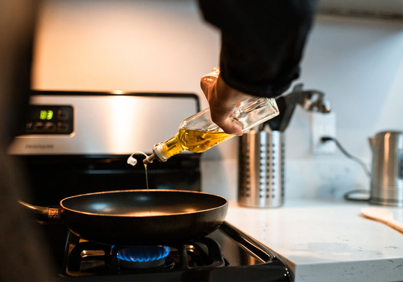 如果覺得丟掉只用了一次的油很浪費,不妨試試「煎炸」 這種烹調方式。作法是在鍋中倒入高度約1~2公分左右少量的油,然後藉由不斷翻面來把食物「炸」熟,這種做法在料理後可減少要丟掉的油量,收拾起來也較輕鬆。Pexels by RODNAE Productions