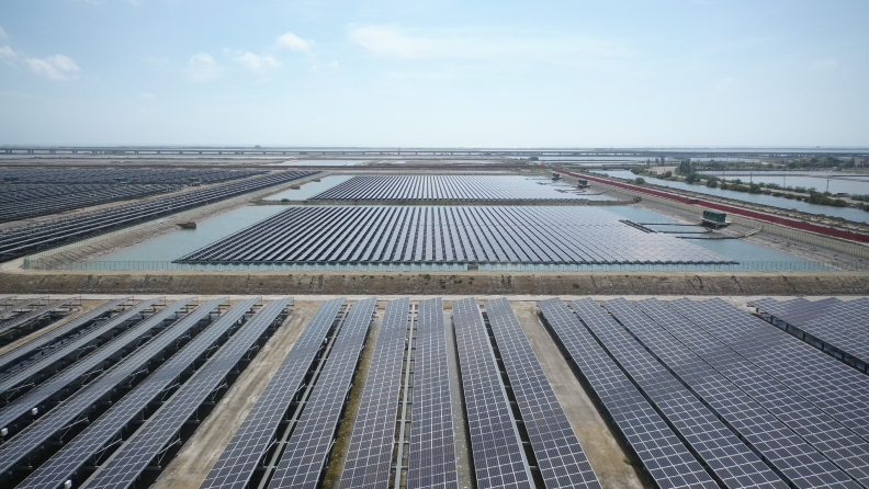 順應能源轉型政策，台汽電近年投入太陽光電、風力發電與地熱發電等各項再生能源業務。