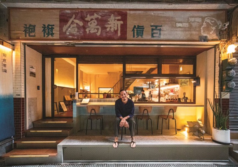 邱承漢將外婆結束營業後就一直閒置的婚紗店,變身為文創旅店「叁捌旅居」。遠見天下文化攝。
