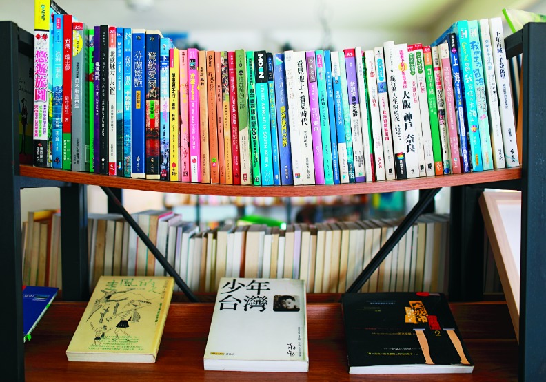 新城天主堂旁一家「練習曲」書店,牆面標示「閱讀、飲食、講座」等字眼,店裡擺滿書卻只借不賣,收入全靠販售咖啡、冰品。遠見天下文化攝。