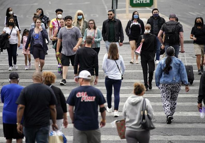 也許未來和病毒共存的態度,真的是疫情可能的走向。apnews