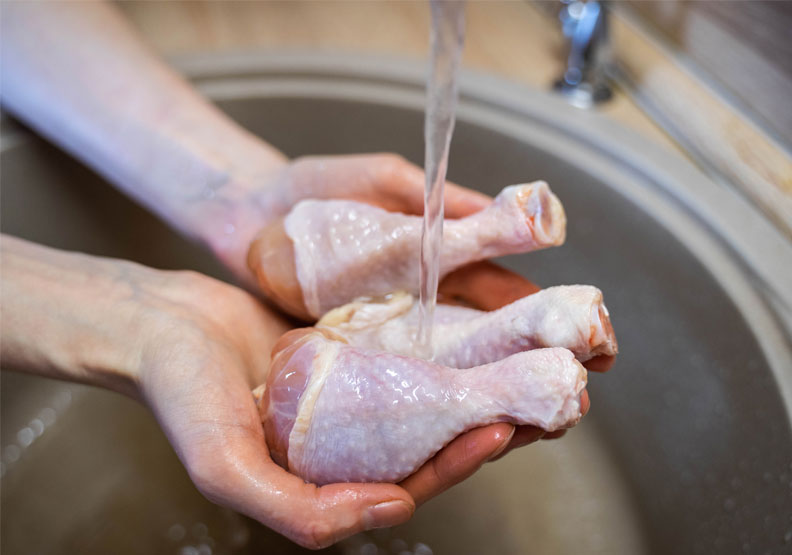 生雞肉料理前要先用水清洗嗎？專家：５步驟降低食物中毒風險