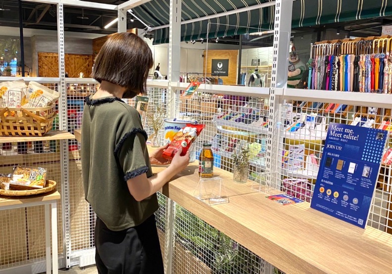 誠品知味市集松菸店設置全台首間立食區空間,滿足鄰近上班族群的用餐需求。誠品知味市集提供。