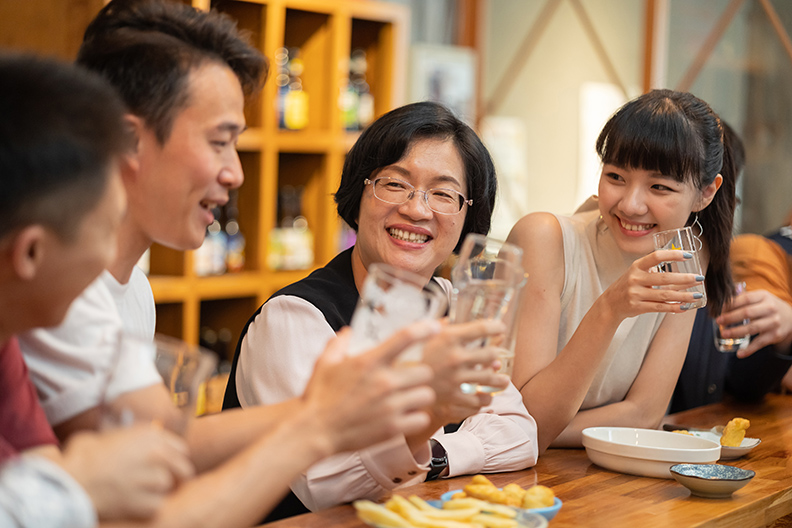 王惠美這幾年常與青年對話，大幅創造青年發揮的空間，吸引青年返鄉深耕「在地工作、在地定居」就是她最大的期許(攝於疫情前)。