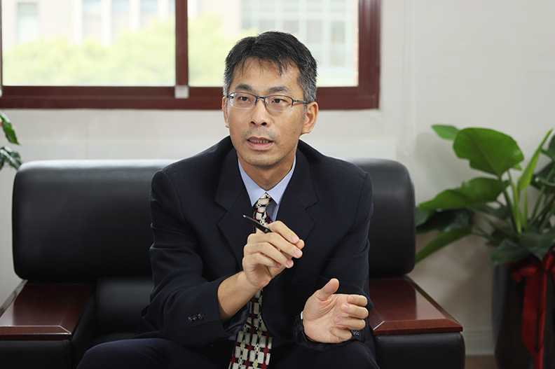 臺北大學智庫中心主任魏嘉宏認為,AI技術並非僅是「人工」的智慧,而是增強人類的智慧。