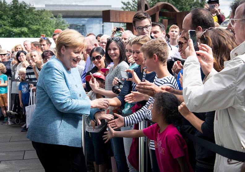 梅克爾執政16年,深受德國人民愛戴。取自德國聯邦政府官網