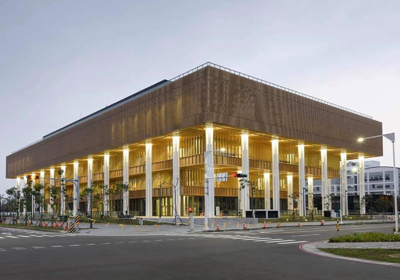 臺南市立圖書館永康新總館施打站,台南市政府提供。