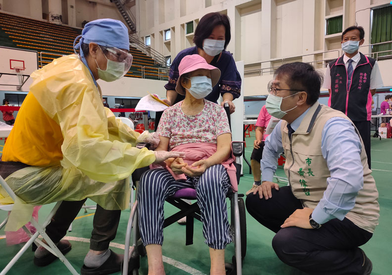 黃偉哲希望透過特色施打站的安排,讓市民施打疫苗也有全新的體驗,台南市政府提供。