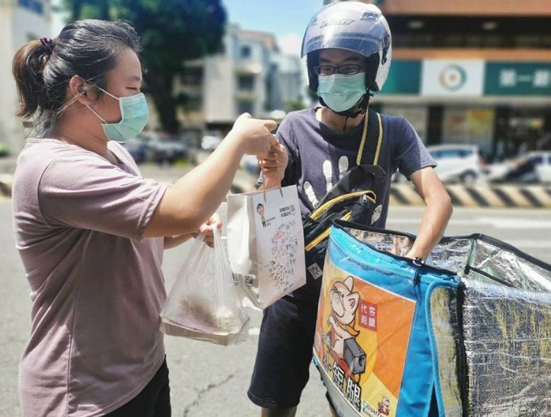 結合在地物流及小黃計程車,串起防疫外送商機,臺南市政府提供。