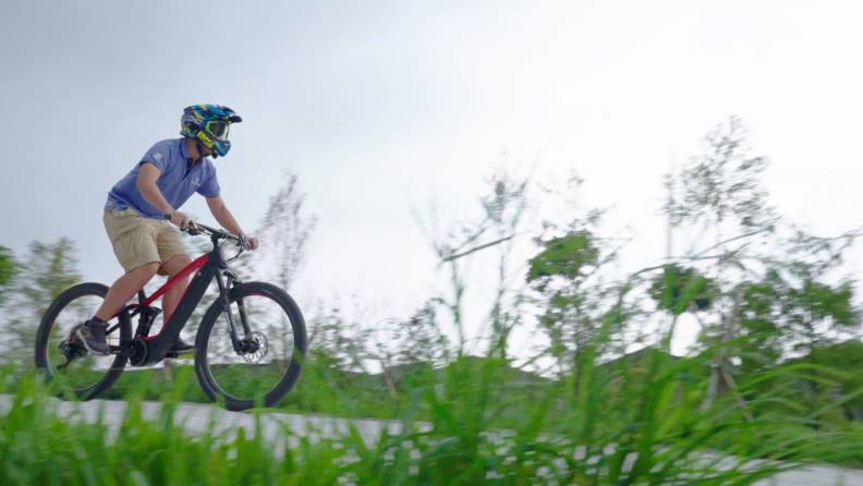 彥豪變速器、煞車器的實車測試。台灣自行車零組件不斷升級,很多高級車種都有「MIT」零件。《遠見》創意製作提供。