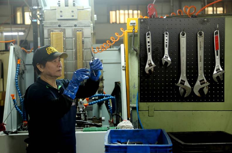 光榮的扳手生產線。台灣不管是扳手或剪刀等手工具都深獲大廠信賴。張智傑攝。