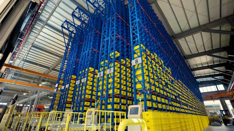 1997年銳泰資本額僅500萬時,就投入2000萬設自動化倉儲管理系統。《遠見》創意製作提供。