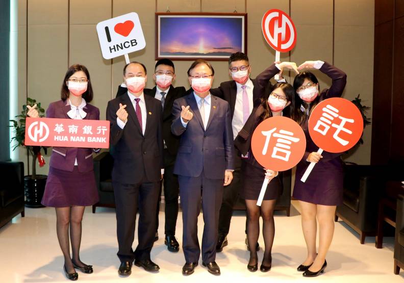 華南銀行總經理張振芳（中）、華南銀行信託部經理黃守良（左二）認為，信託能協助各世代民眾享有美滿人生。華南銀行提供