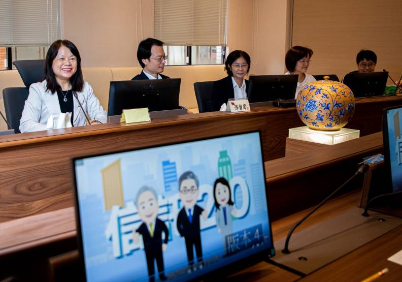 2025年台灣將進入超高齡社會，信託公會秘書長呂蕙容（左）認為，高齡金融規劃師是一張不可或缺的執照。池孟諭攝