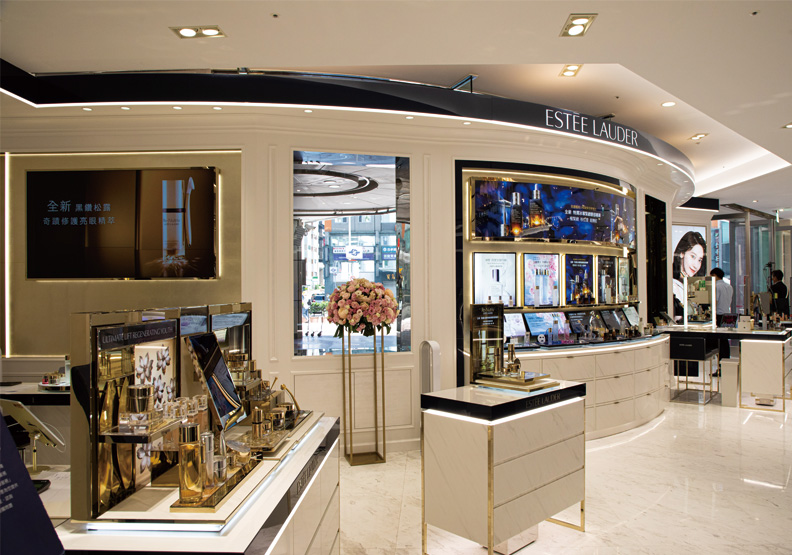 改裝後的忠孝SOGO天花板挑高，空間更寬敞了。池孟諭攝