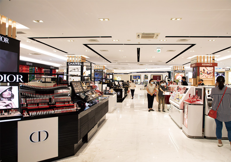 改裝後的忠孝SOGO天花板挑高，空間更寬敞了。池孟諭攝