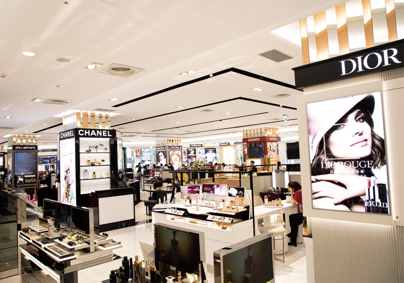 忠孝SOGO改裝後統一化妝品區風格。池孟諭攝