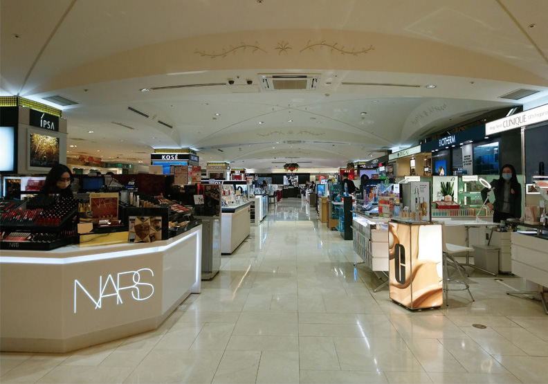 忠孝SOGO以前的天花板為圓弧頂，高度較矮，視覺壓迫感較大。SOGO提供