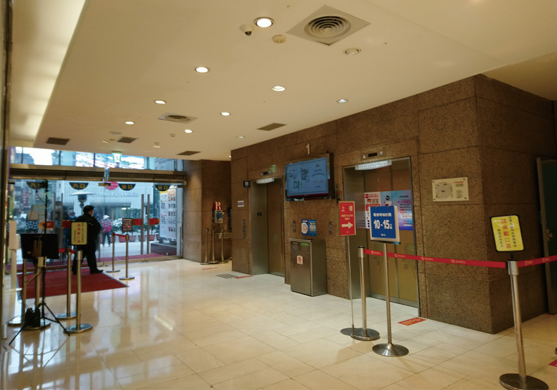 忠孝SOGO西側大門口，現在已經改成化妝品&國際精品區的交界處。SOGO提供