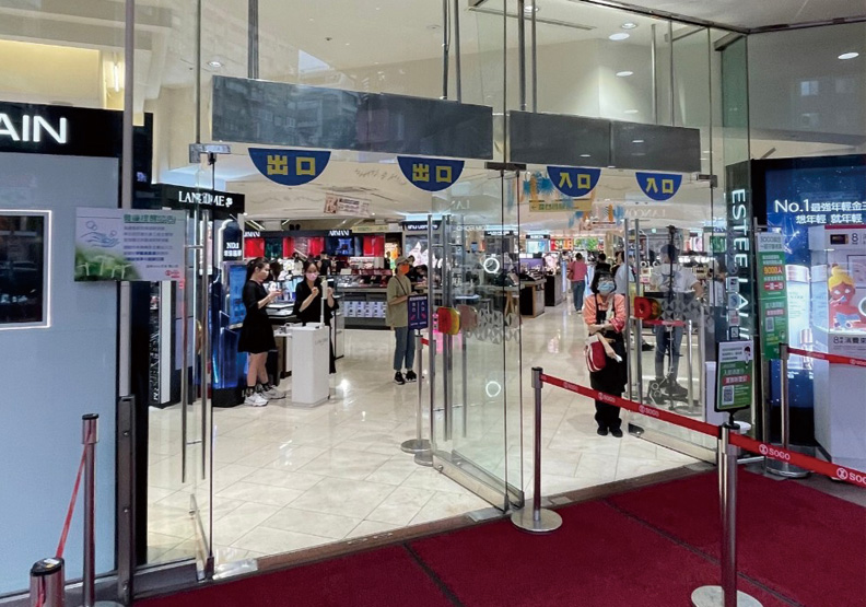 忠孝SOGO改裝前正大門高度較低。SOGO提供