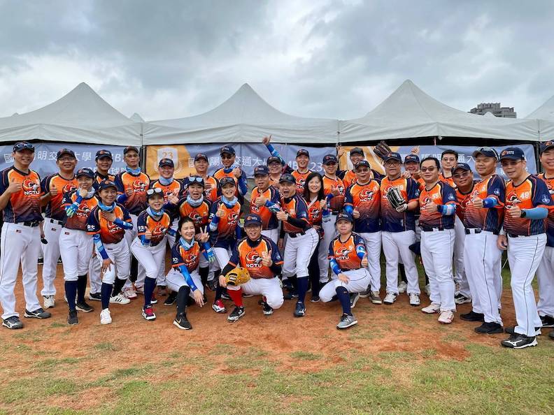 面對企業傳承與新變局的挑戰，五崧捷運二代接班人邱承緯選擇陽明交大EMBA，找到「同行致遠」的堅實後盾。