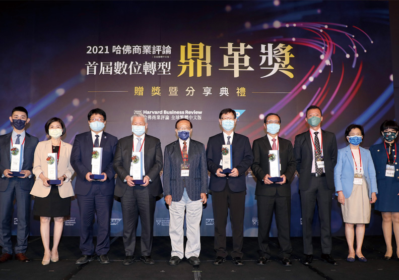 遠見‧天下文化事業群創辦人高希均（左五）、發行人王力行（右二）與獲得「鼎革獎」的傑出領袖們合影。張智傑攝影