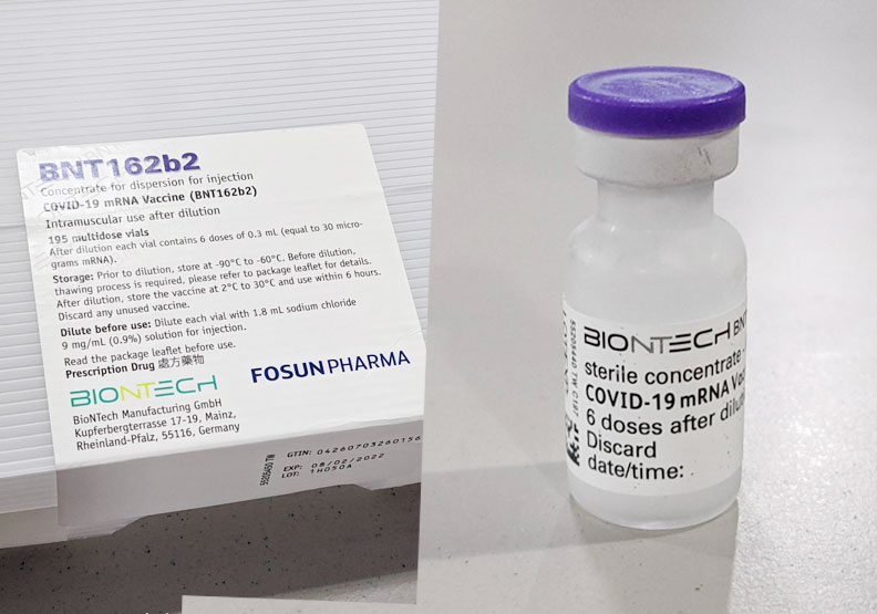 陳時中指揮官在記者會中提到,這批抵台的BNT疫苗的盒裝標示,和契約裡要求的、實際的標籤是相符合。中央流行疫情指揮中心提供