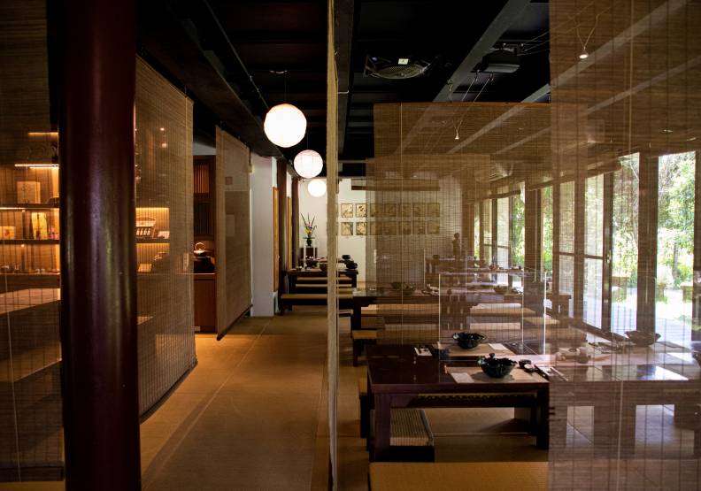 餐廳採用大面積落地窗，讓光線盡情的揮灑入室內，以節約用電。