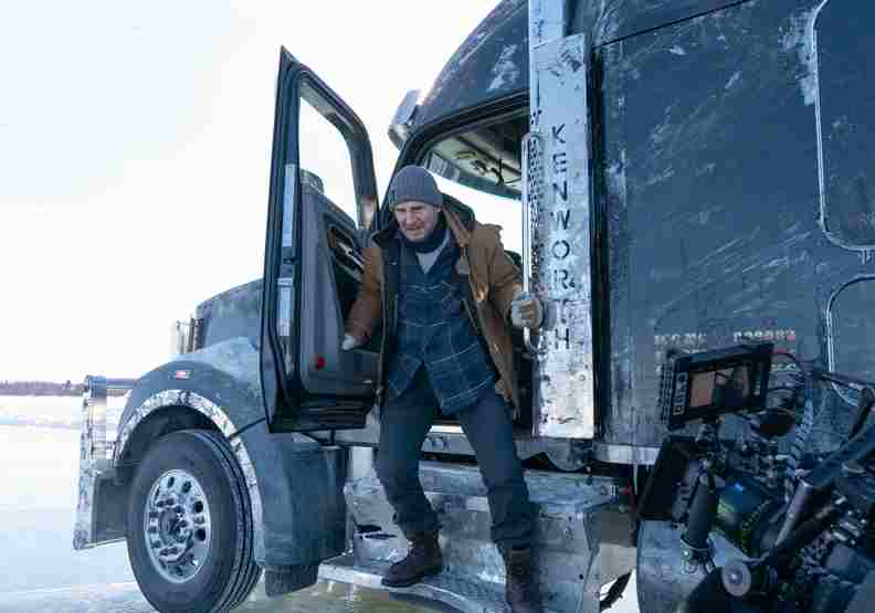 連恩尼遜在片中的表現非常敬業。applause