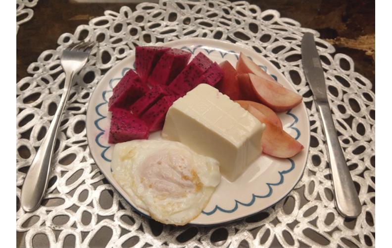 疫情期間，王海玲規定自己一餐只能吃一個中型餐盤的食物量，成功瘦身。