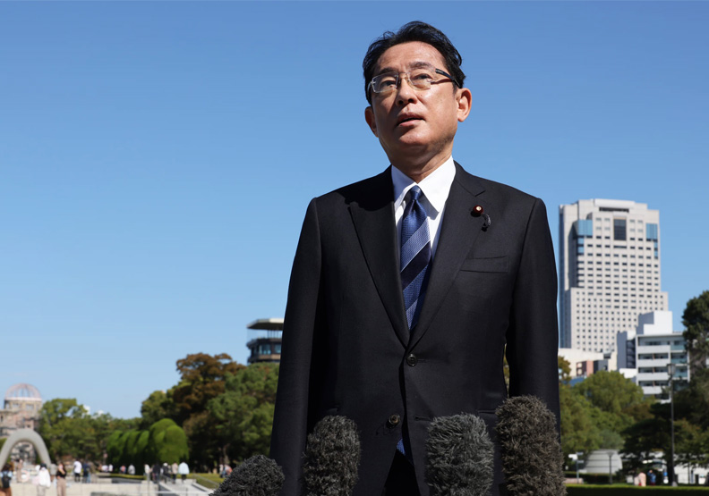 岸田文雄內閣支持度大跌，從幾周前的高點六成三暴跌12%，跌至新低五成一。圖片來源／岸田文雄臉書