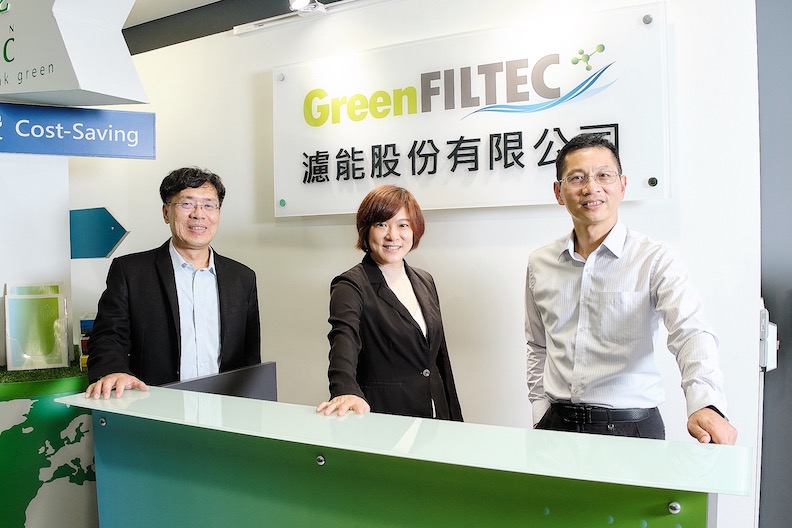 濾能董事長黃銘文創業之初,在陽明交大EMBA獲得的專業與人脈成為最佳後盾,陪伴他從新創公司邁向穩健成長的中堅企業。(由左而右依序為濾能董事長黃銘文、陽明交大EMBA執行長張家齊、濾能總經理黃氣寶)