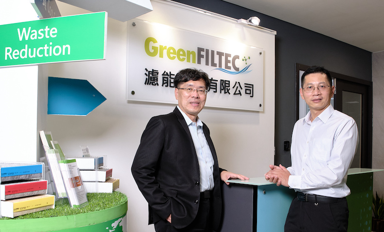 為了能夠更健全公司治理,濾能董事長黃銘文力邀同班同學黃氣寶擔任總經理,兩人攜手推動企業永續成長。