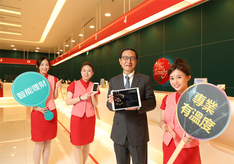 中國信託總經理陳佳文(右2)以「人」為關鍵,帶領數位轉型更有人性溫度。張智傑攝