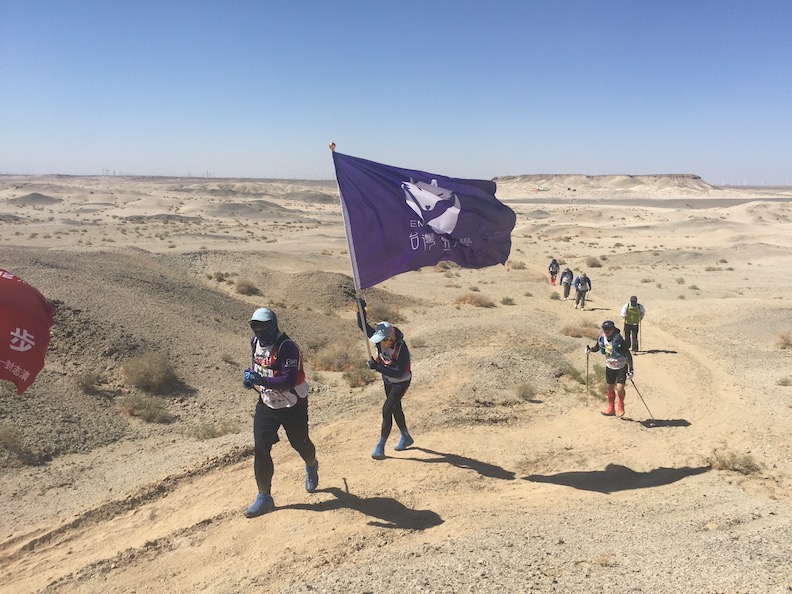 挑戰極限運動「戈壁路跑」,過程之艱辛讓濾能董事長黃銘文(左一)宛如重溫了創業路。