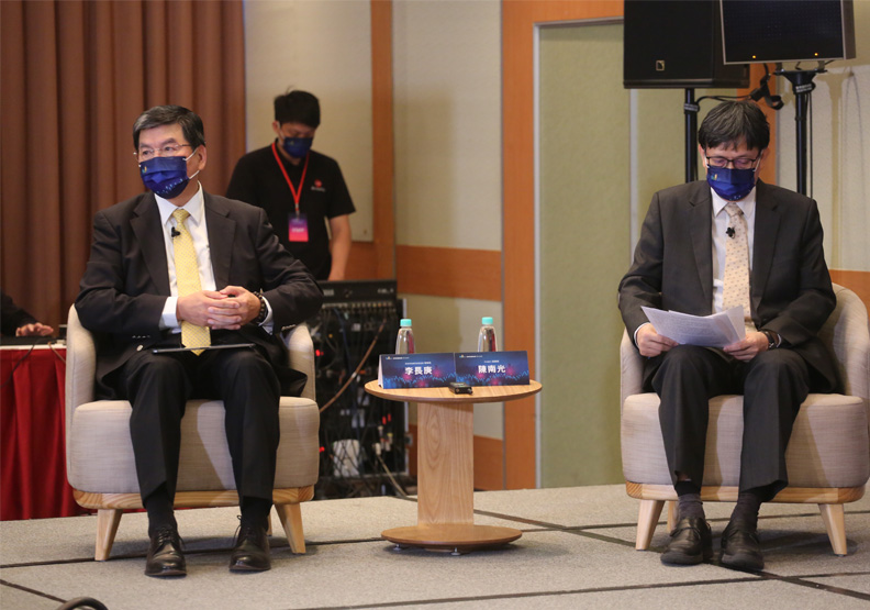 台灣理財顧問認證協會理事長李長庚(左)、中央銀行副總裁陳南光(右)參與和諾貝爾經濟學獎得主、前世界銀行首席經濟師Paul M. Romer的重磅論壇。主辦單位提供