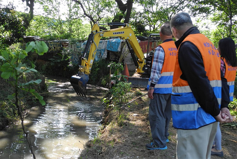 中壢區普忠里結合在地企業YKK於汛期前協助大草溝清淤，解決里內與下游社區淹水問題。