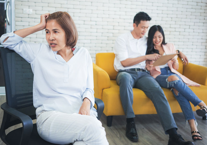 傳統華人家庭是失衡的:親子關係是核心,夫妻關係是配角。僅為情境配圖,取自shutterstock