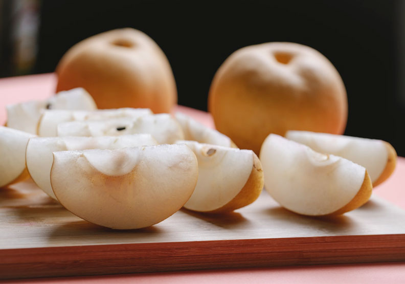 古人認為春雷一響萬蟲出沒,不論害蟲、益蟲全部復甦,故為遠離(梨與離同音)病蟲害,民間便流傳有驚蟄吃梨子(水梨)的習俗。Pexels by Any Lane