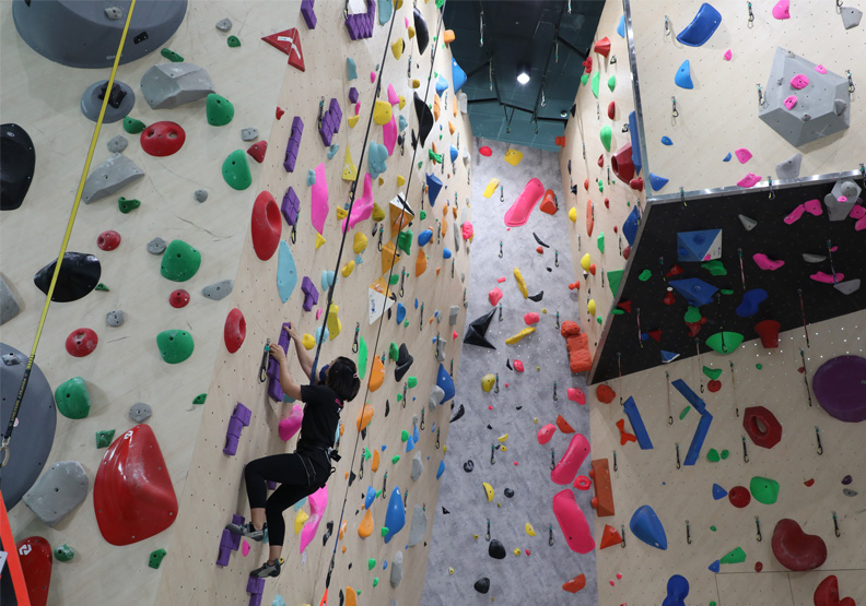 環球購物中心桃園A19進駐全台百貨最大攀岩館。蘇義傑攝