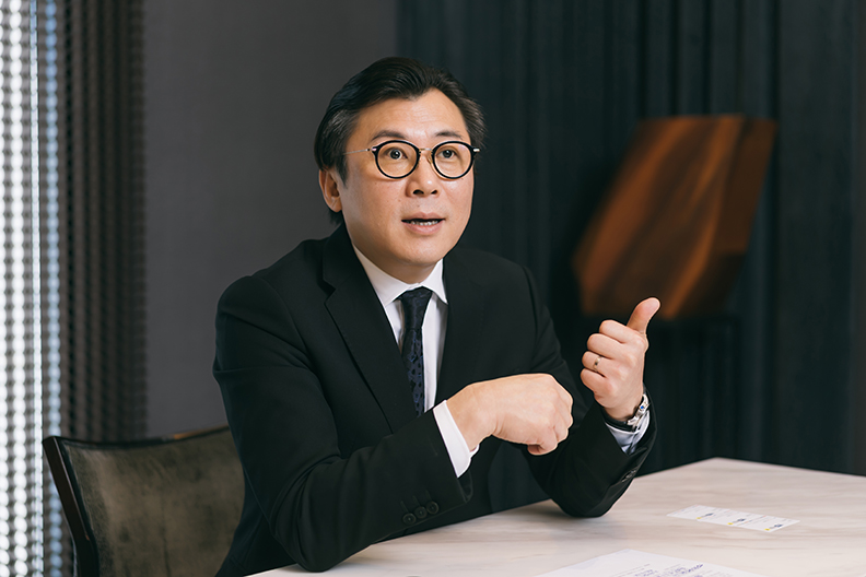 冠德建設業務處協理仇達功表示：疫情後層峰人士對居住品質及產品條件是否匹配自身的品味及尊榮之外，他們更在乎能否享有「私密性」與「單純性」的生活環境。