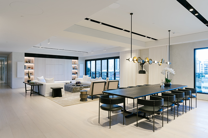 澳洲知名室內設計師Jo Lawless利用地理位置四面採光的優勢，打造出從窗外延伸到室內的開闊視野。