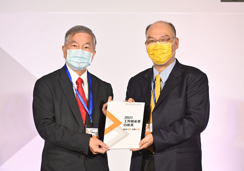 行政院副院長沈榮津、工具機公會理事長許文憲合照。工具機暨零組件工業同業公會提供