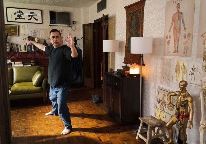 身為推拿師的他，也許有著自己神祕的過往。公視